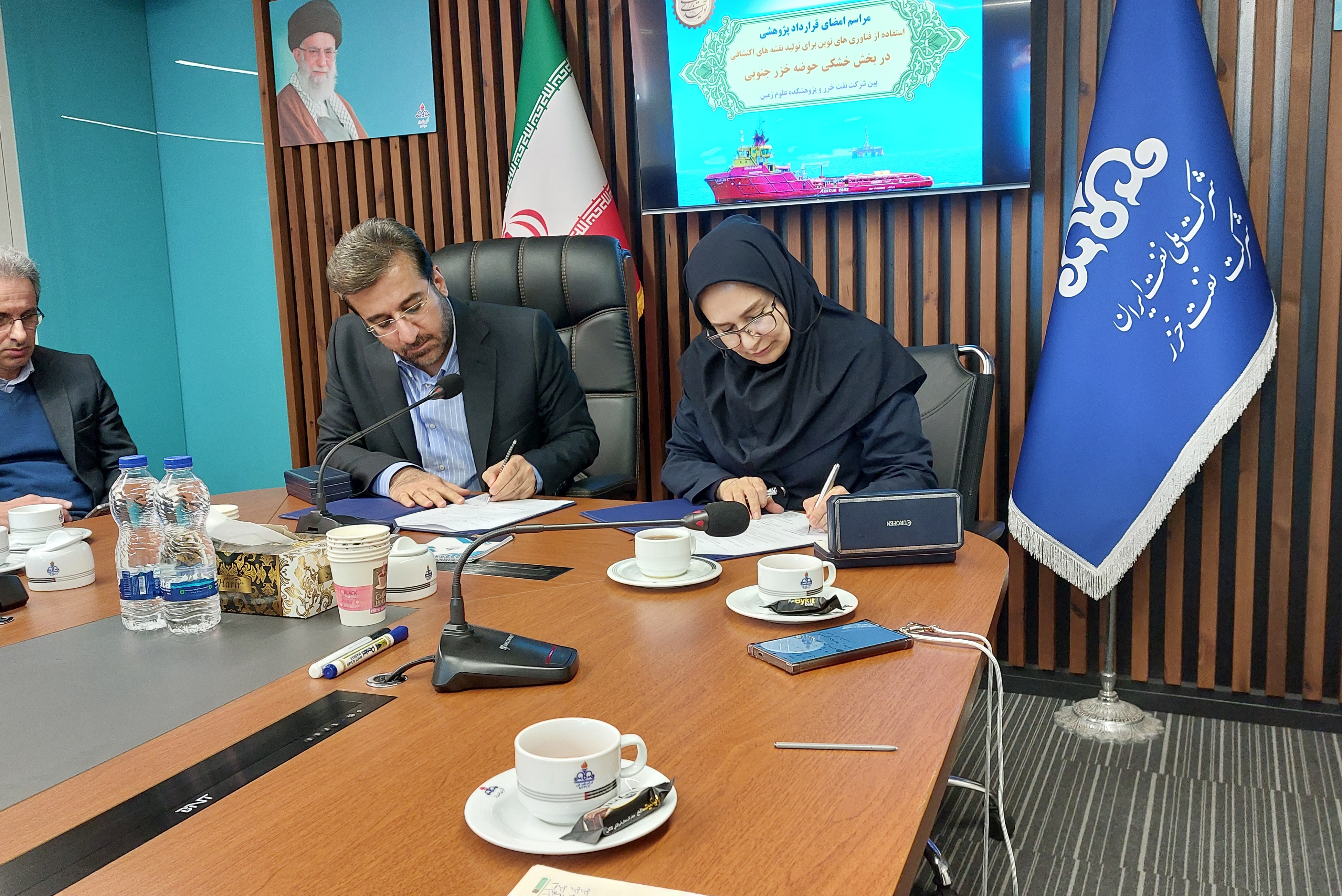 امضای موافقتنامه اجرایی طرح پژوهشی بین شرکت نفت خزر و پژوهشکده علوم زمین در تاریخ 15 دی ماه 1404