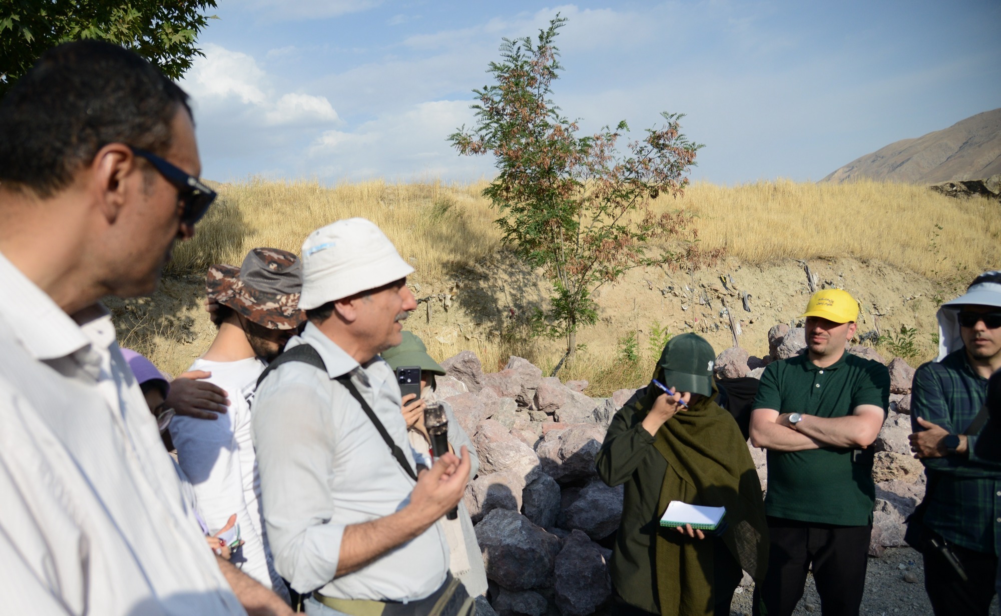 بازدید صحرایی یک‌روزه آشنایی با روش‌های برداشت میدانی برای تهیه نقشه‌های زمین‌شناسی و ژئوشیمی